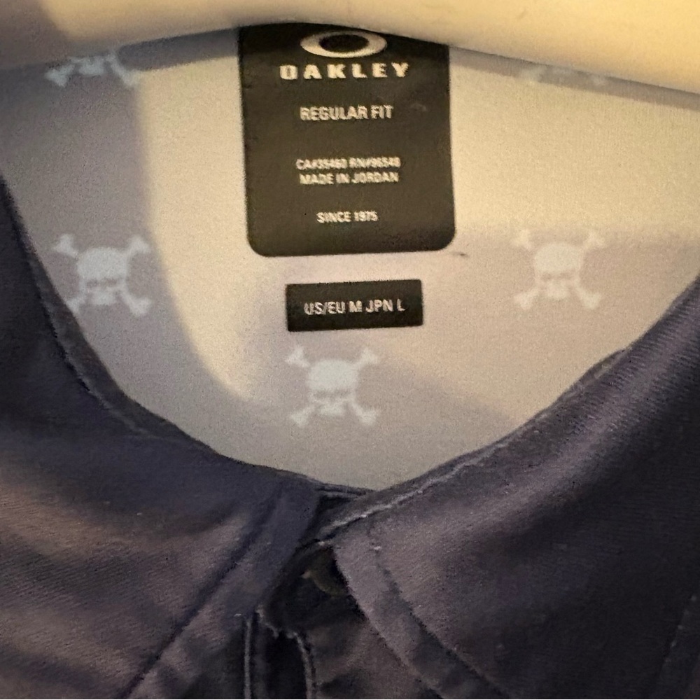 Oakley Navy Shirt with Light Blue Skull Design - Picture 4 of 4